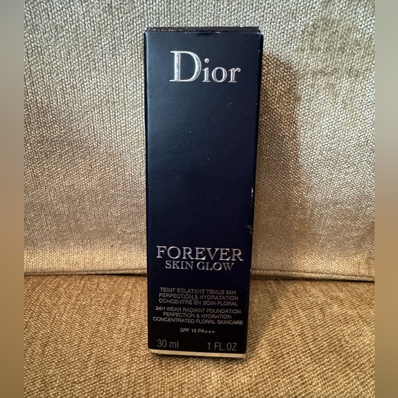 Dior Other - Dior Forever Skin Glow Foundation - BEST SELLER - 5N is the skin tone.